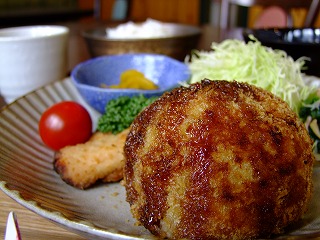 当店イチオシ!<br>から揚げ付きげんこつコロッケ膳